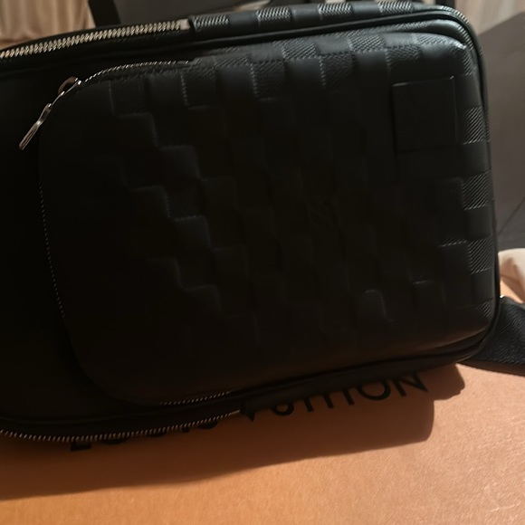 Louis Vuitton - Picture 2 of 3